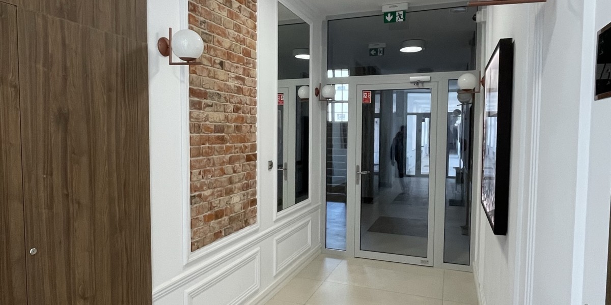 Impressionists Apartment - korytarz